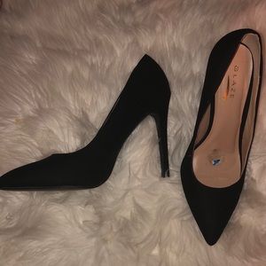 Classic black pump